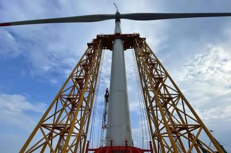 港航工程公司已完成华能广东勒门海上风电项目首台11兆瓦风机吊装！